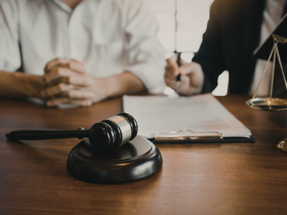 Rechterhamer en hypotheekcontract als symbool voor straf bij fraude met hypotheekaanvraag Rechterhamer en hypotheekcontract als symbool voor straf bij fraude met hypotheekaanvraag